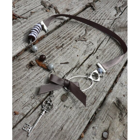 3x35$ 🐿 🍁 CREATION - 🗝️ Key - Short necklace ruban beads - gray brown white - Picture 2 of 8